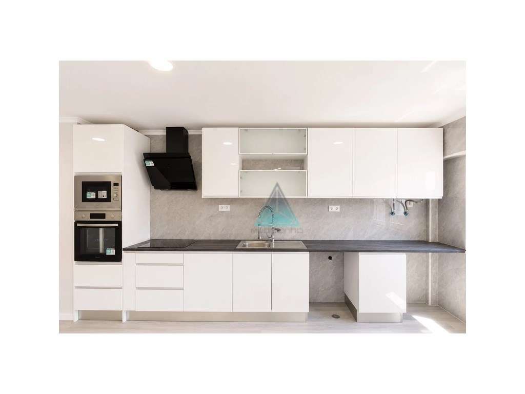 Fantástico Apartamento T4 Totalmente Remodelado | Pronto a Habitar-1