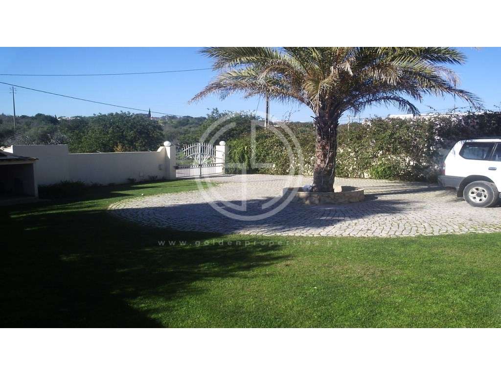 Moradia T4 com piscina localizada numa zona calma entre Loulé e Alm...-13