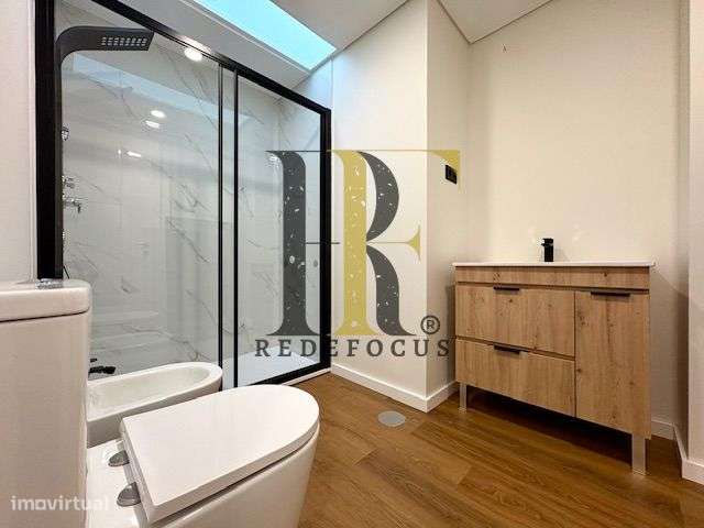 Moradia T4 de Luxo com Piscina e Jardim em Esmoriz-29
