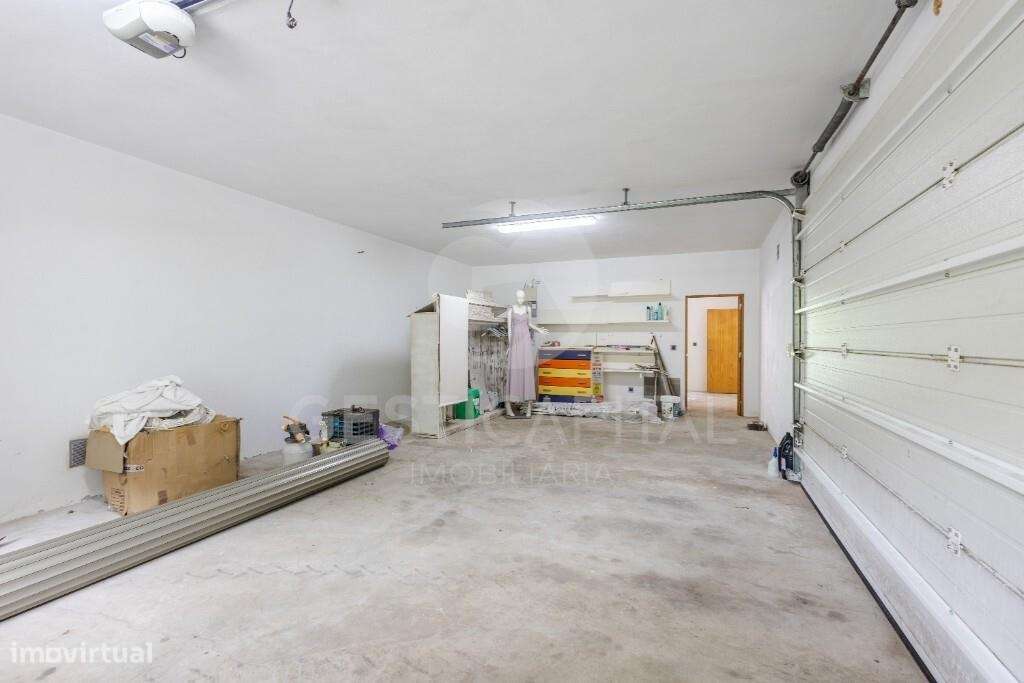 Moradia T4 Térrea de Luxo em Pedra com Terreno, Garagem e Levada Natur-32