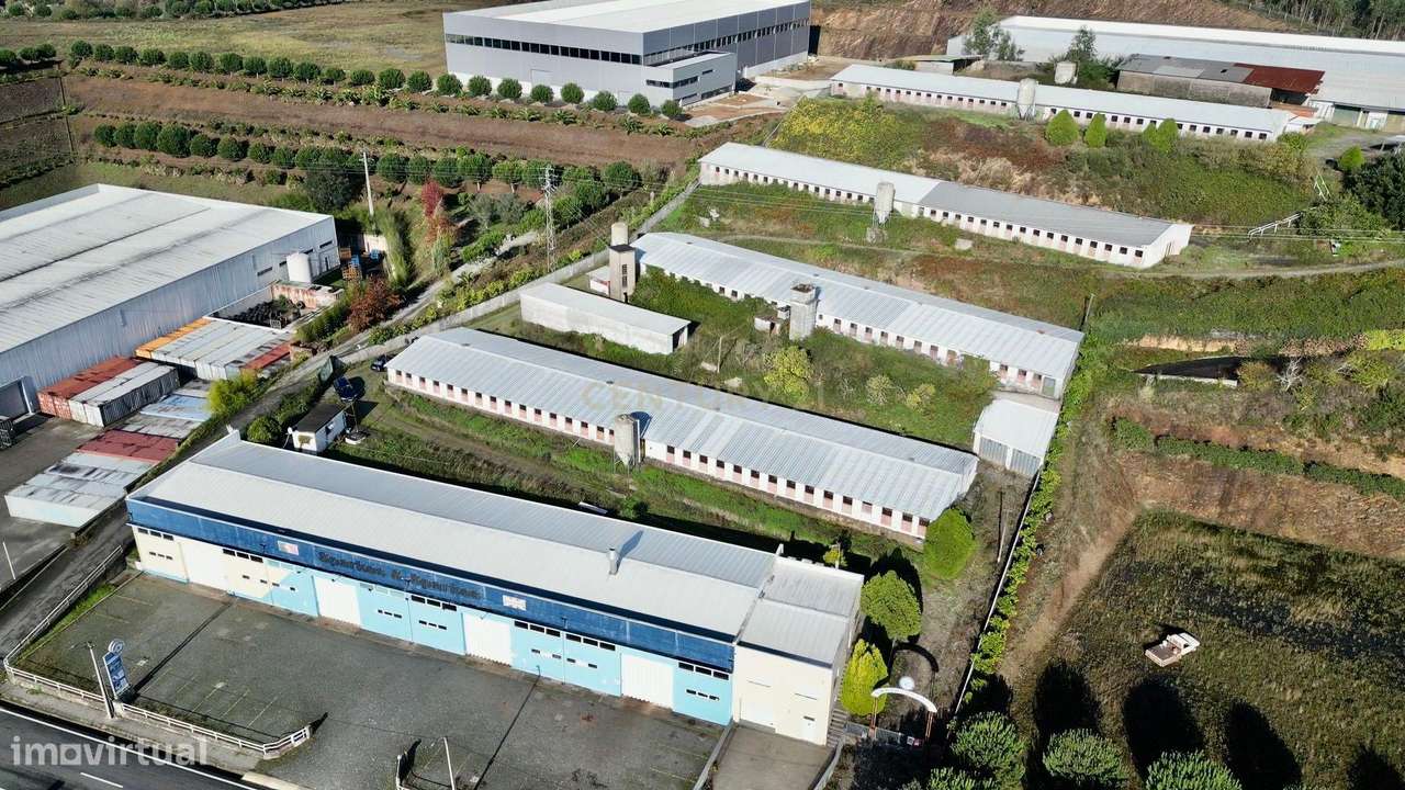 Lote 12.750 m² com 5 Armazéns | Acesso imediato à A41 | Oportunidade Ú-10