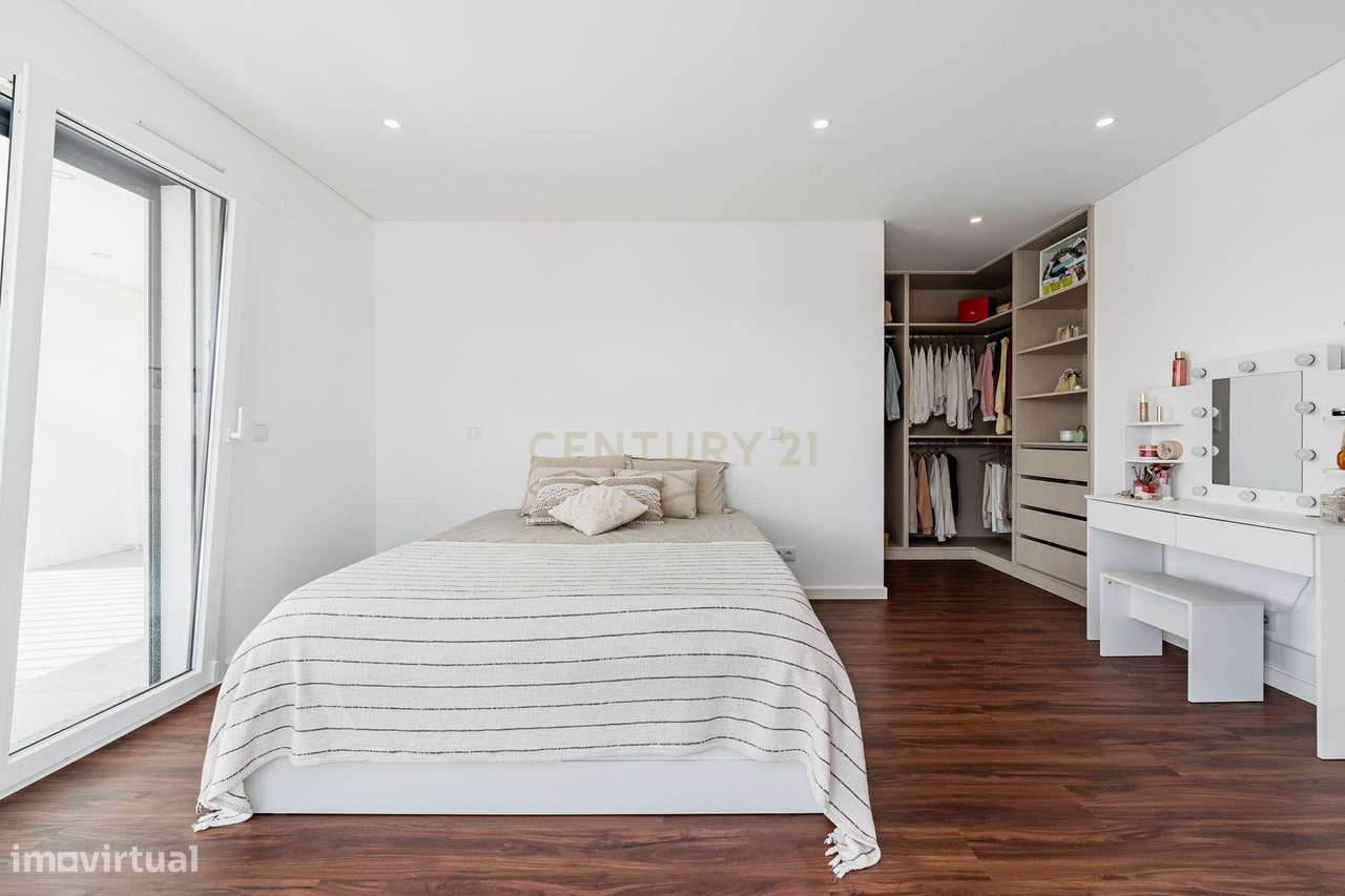 Moradia T4 em Fernão Ferro, Seixal, com Piscina e enorme Jardim-56