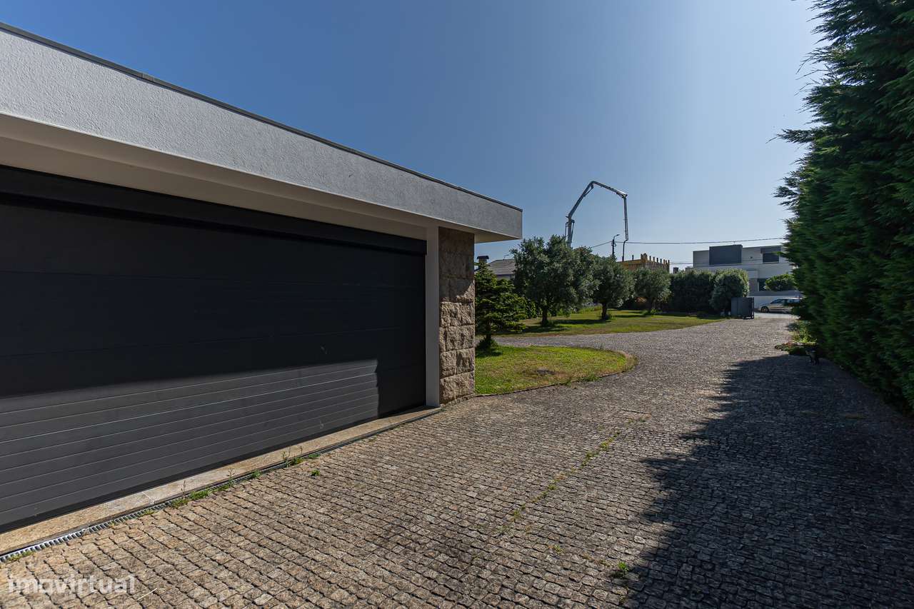 MORADIA TÉRREA T3 de LUXO a 1KM da PRAIA , com 348 m² em LOTE 2300 m²-23