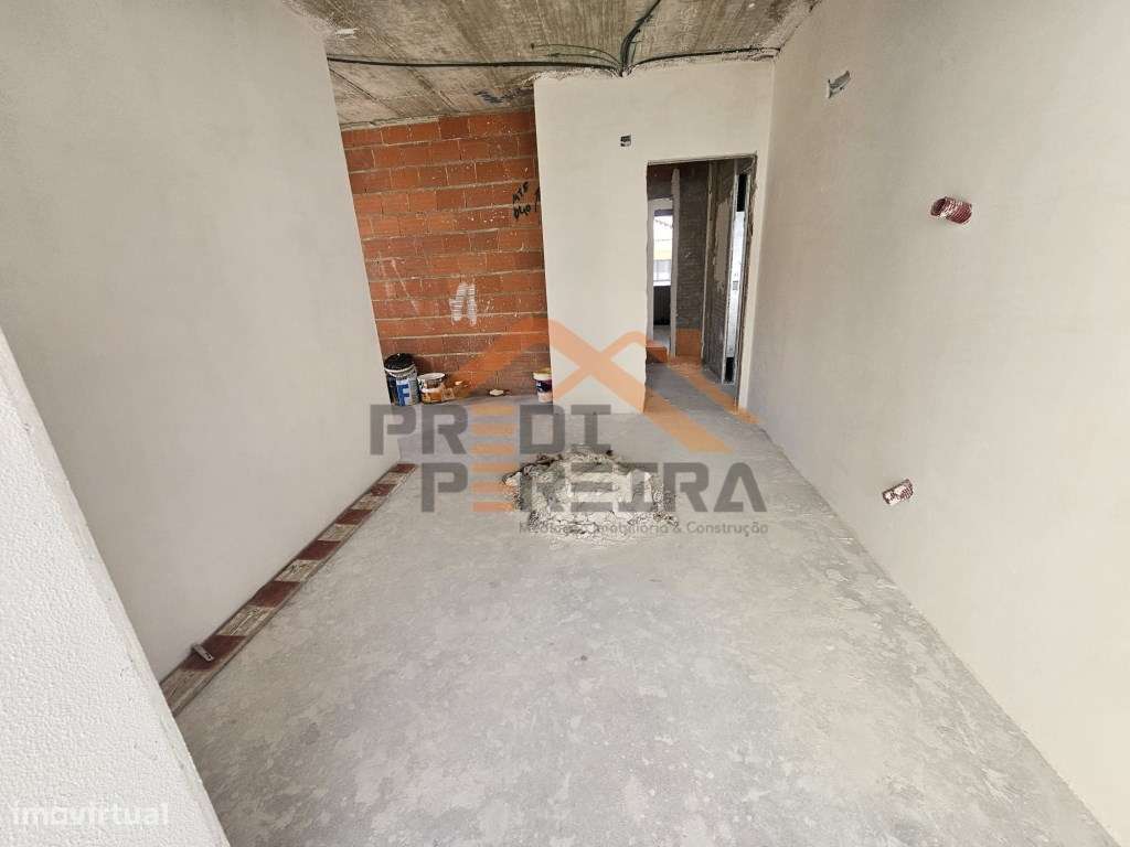 Moradia T4 em fase de construção, situada no Bairro Casal São Sebas...-9