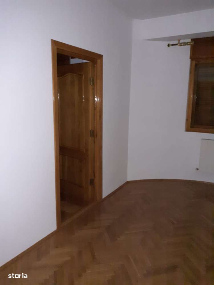 Vila P+1 de vanzare, compus din 9 camere, zona Faleza Nord - Imagine principală: 4/11