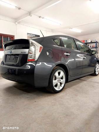 Toyota Prius (Hybrid) - 4