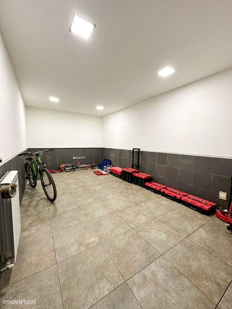 Moradia V4+1 em Banda com Piscina - Dume, Braga-35