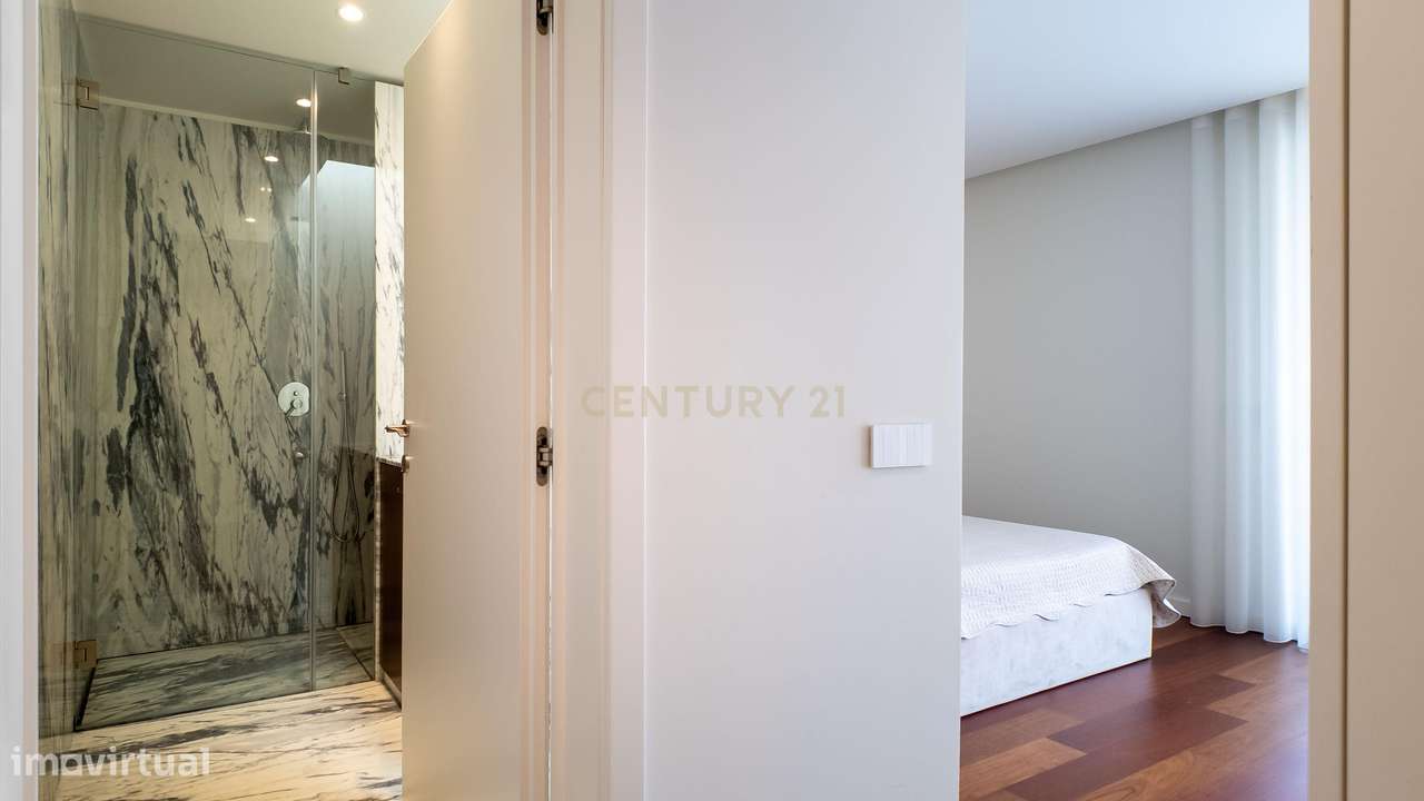 Moradia de Luxo | Construída em 2023 | Design Contemporâneo com Piscin-16