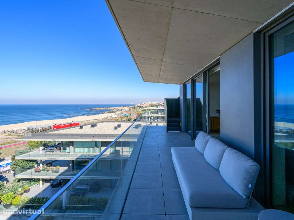 Penthouse T3 com piscina no terraço - Primeira linha de Mar-2