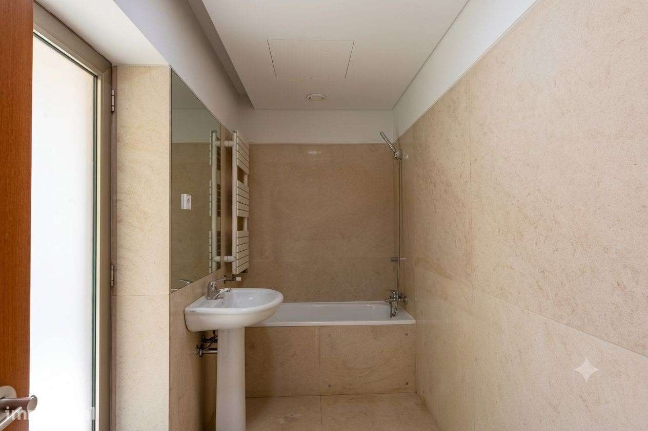 Apartamento T5 com 4 casas de banho e garagem-59