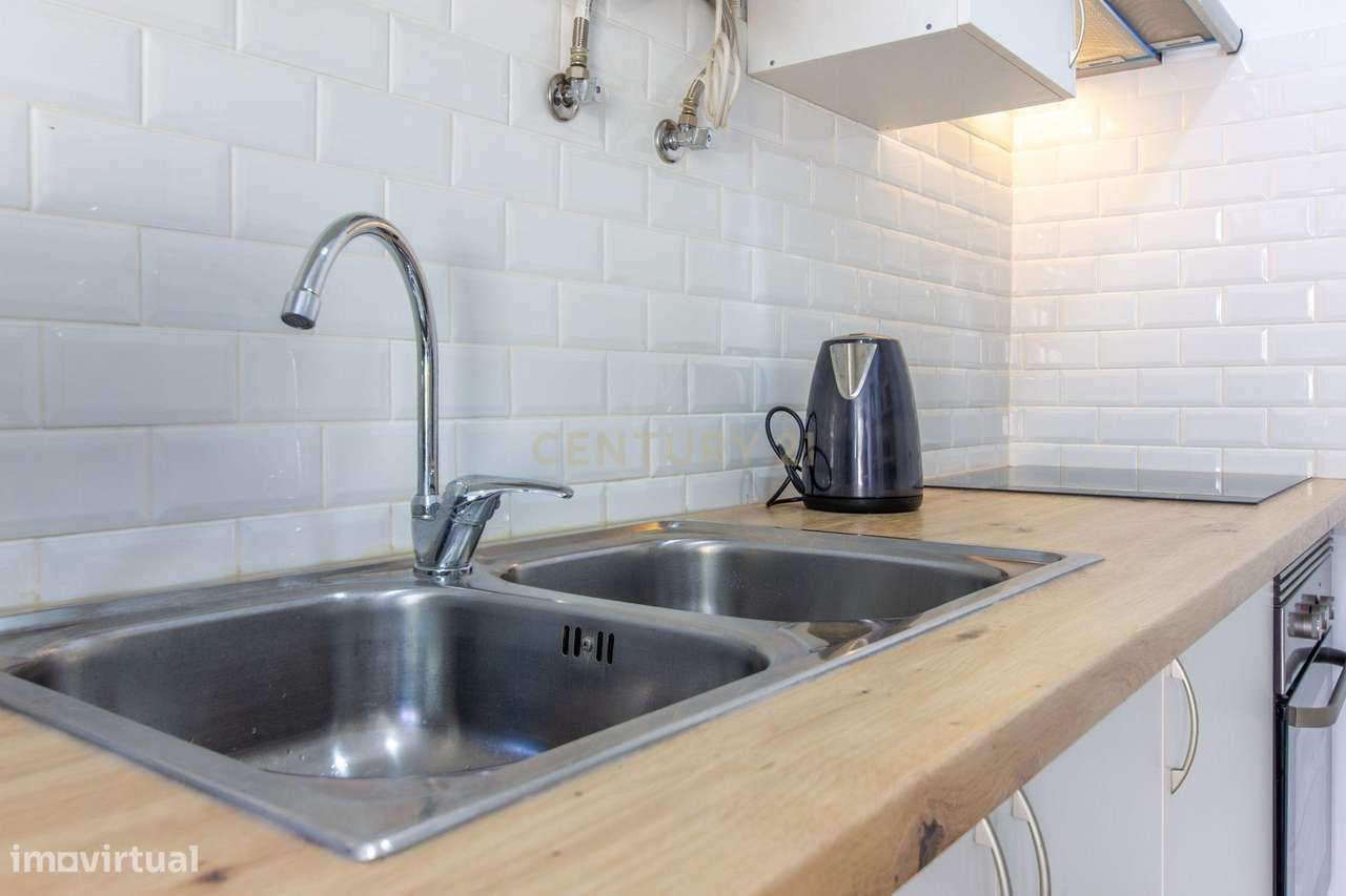 Apartamento renovado com logradouro de aproximadamente 30m2.-15