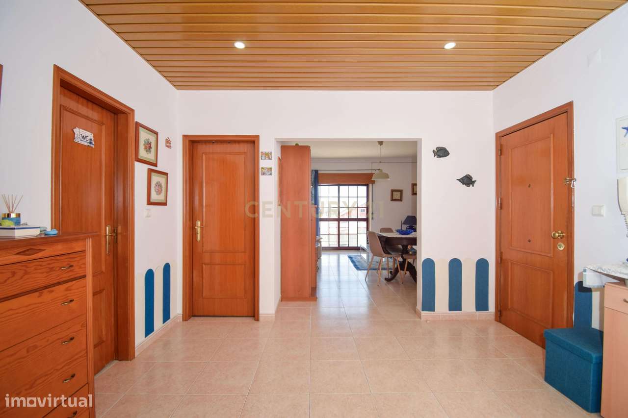 Apartamento T3, com 107 m² de área útil, estúdio musical com 40 m² e g-6