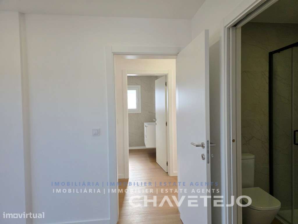 Moradia T4 Moderna c/ Garagem, estilo e Conforto a um Passo de Tomar-42