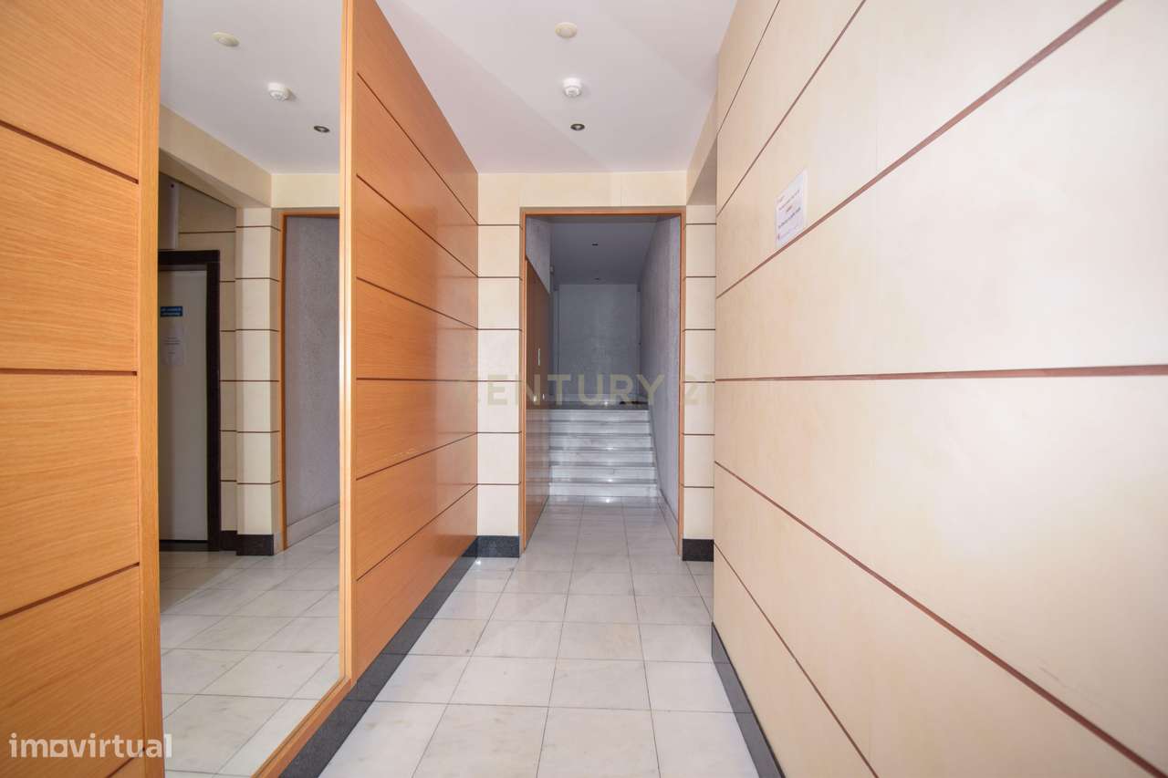 Apartamento T3 com Áreas Generosas e Vista Desafogada-26