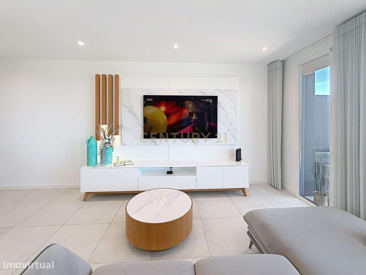 Último piso, vista total de mar e luz natural em cada detalhe — um T3 - Grande imagem: 4/39