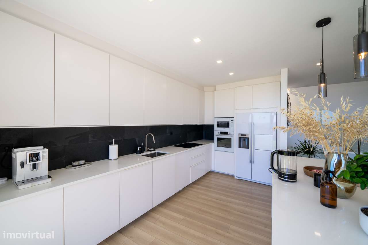 Moradia independente à venda na Estrada Velha da Avessada, 2665-23