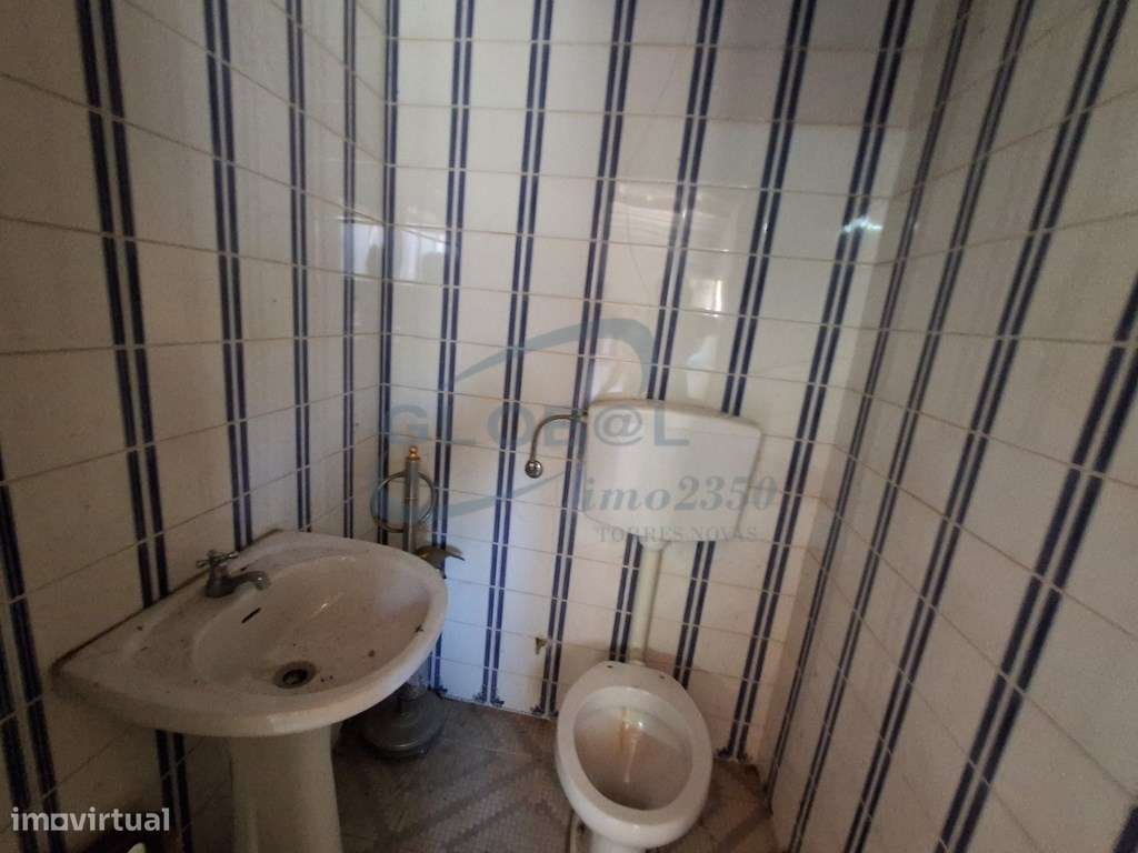 Moradia T3 no Centro de Vila Moreira - com logradouro, anexos e fre...-16