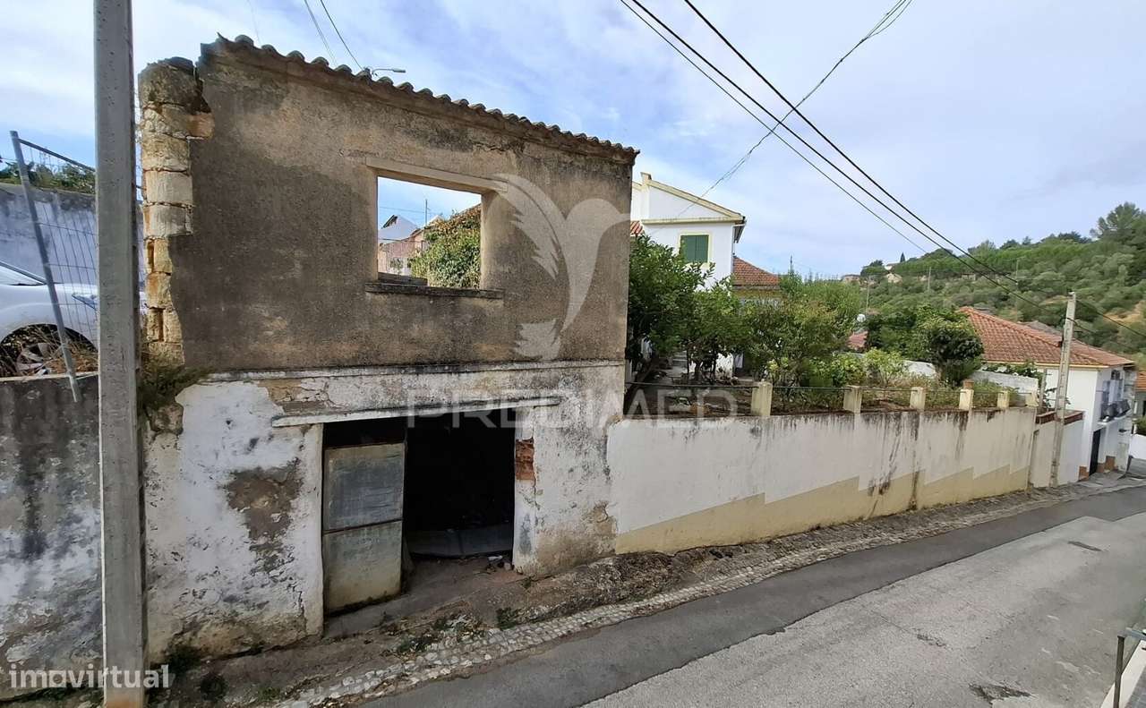 Moradia T0 com Garagem para recuperar em Pernes, Santarém. - Grande imagem: 2/12