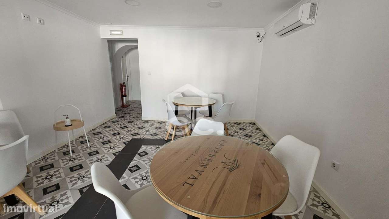 Alojamento com 10 quartos, pronto a rentabilizar, com obras recentes e-10