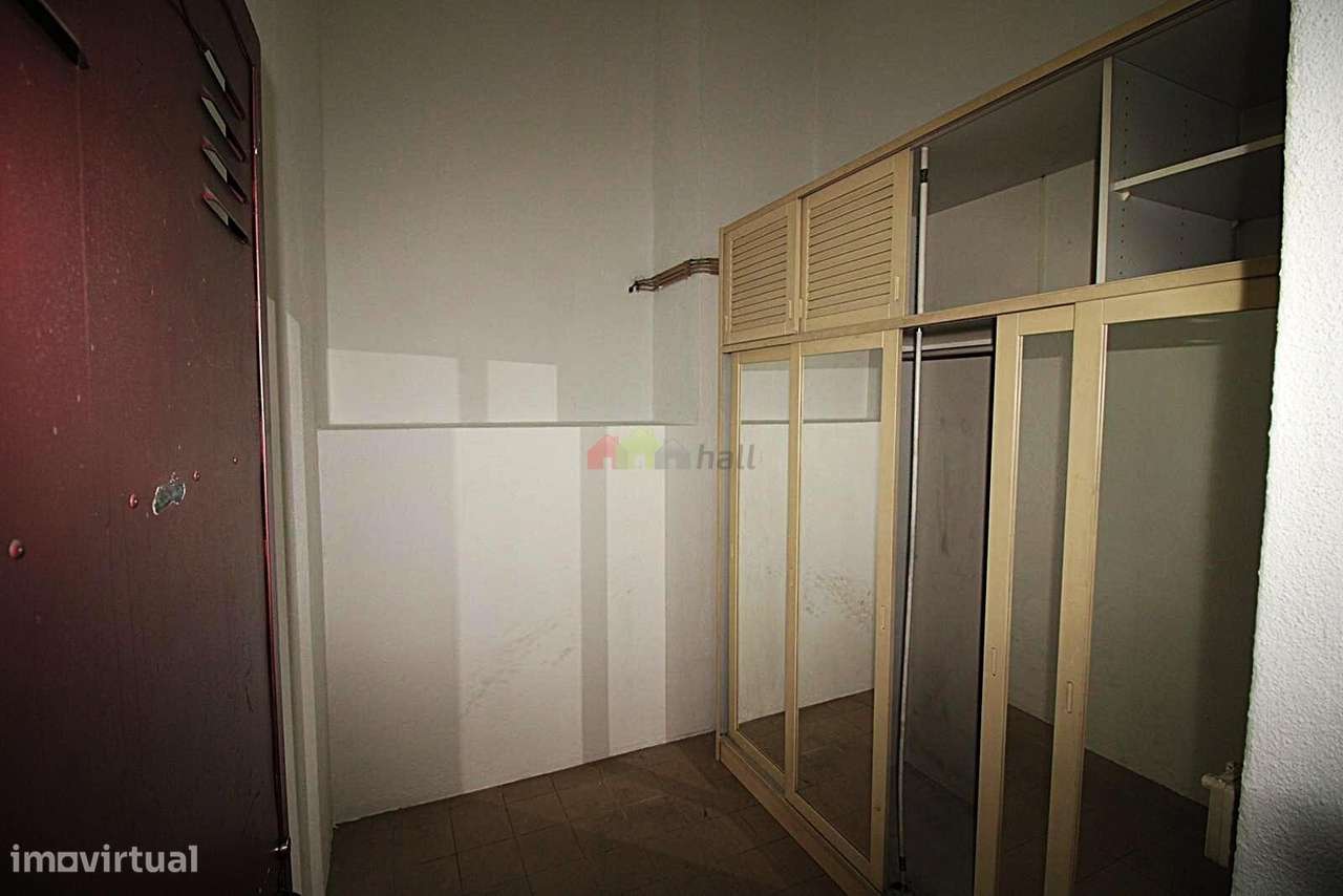 Apartamento T3 c/ garagem e arrecadação na Estrada da Luz-21