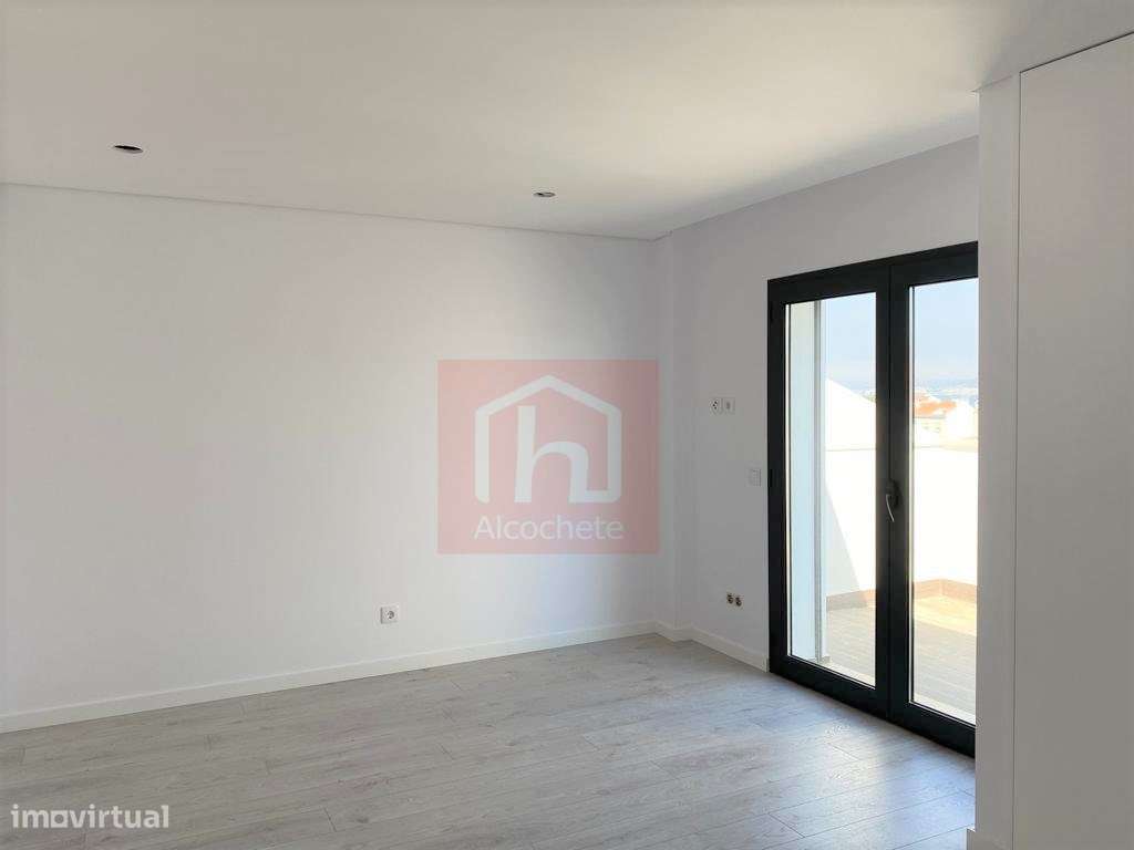 Apartamento T4 Duplex com garagem box no centro de Alcochete-31