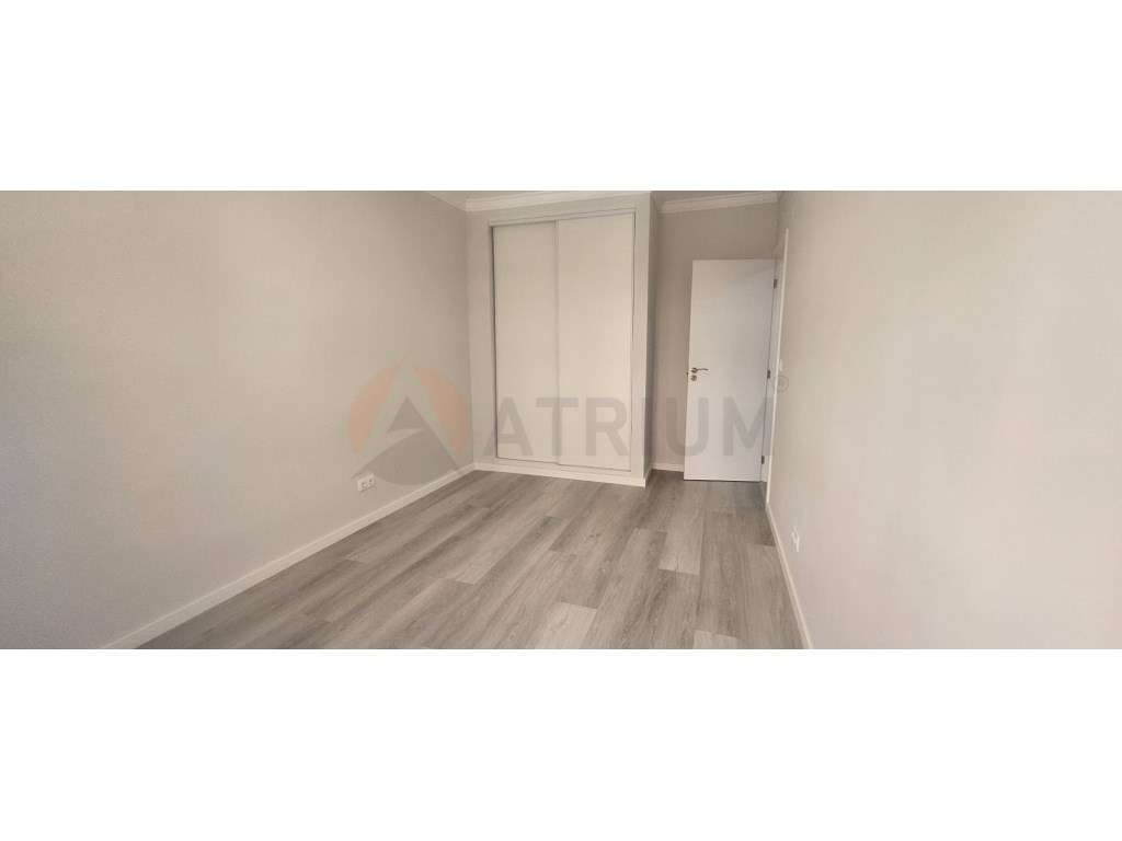 T2 Completamente remodelado em Corroios + Arrecadação.-11