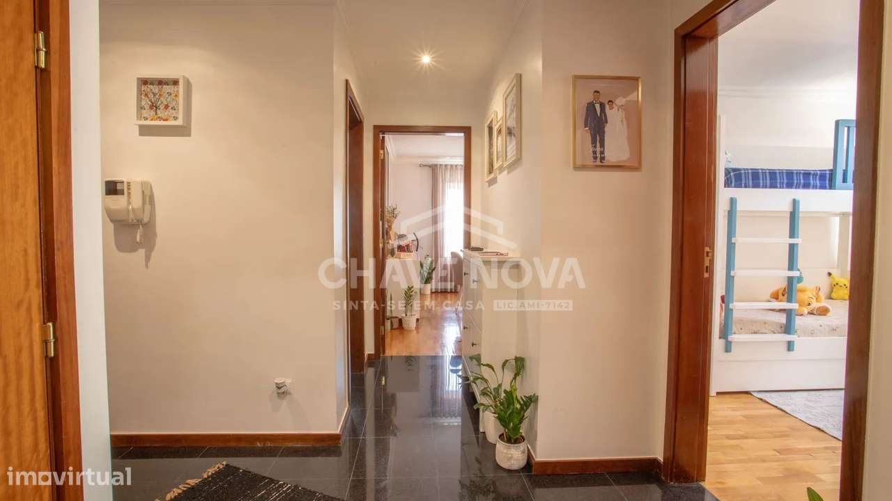T2 com ótima luz natural, varandas, garagem, arrumos-17