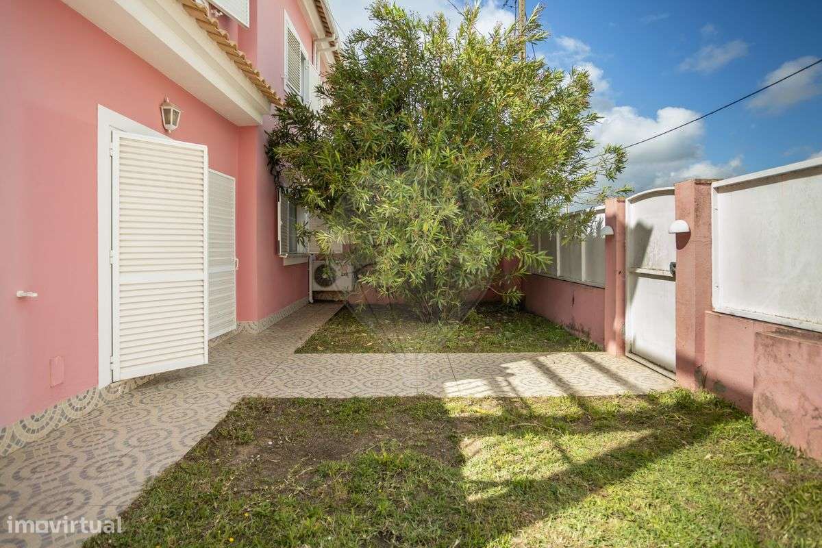 Moradia T4 em Quinta do Anjo-9