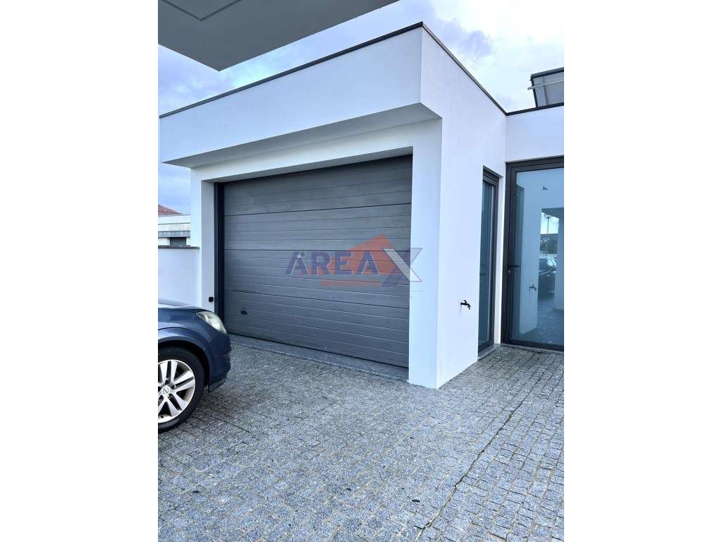 Moradia T4 de Arquitetura Moderna | Excelente Estado - Grande imagem: 5/34