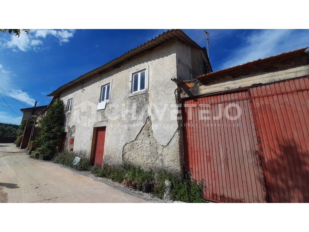 Casa antiga geminada em pedra para re...