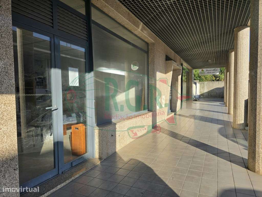 Loja de Rua c/ Montra | São Cosme-3