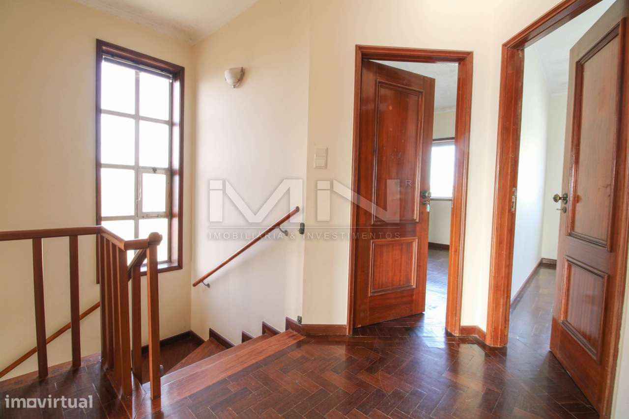 Moradia de 3 Frentes com Vista Panorâmica no Coração de Gondomar-32