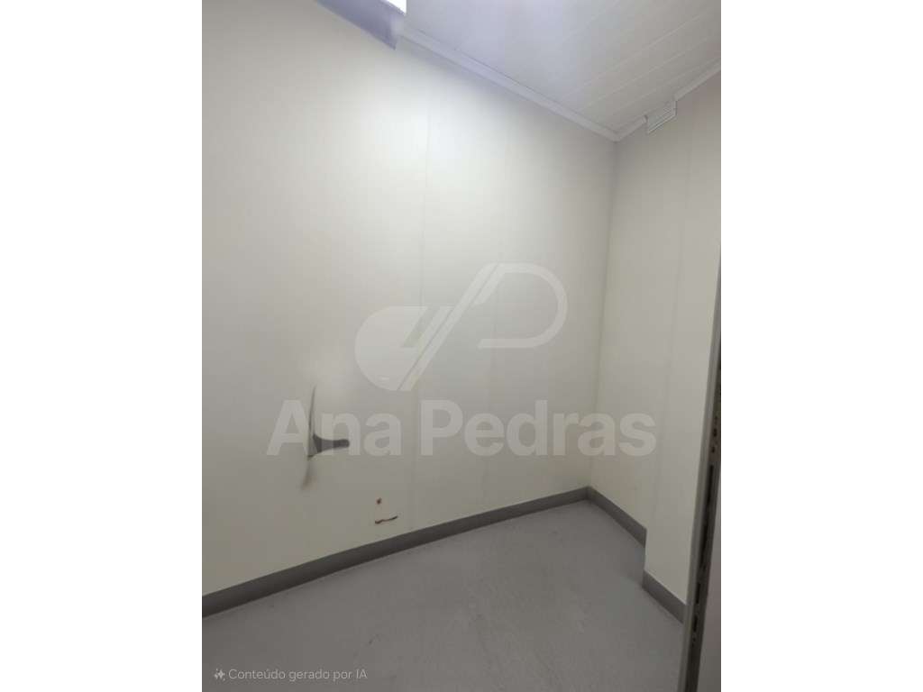 Moradia Bi-Familiar Totalmente Remodelada com Logradouro e Elevado ...-46