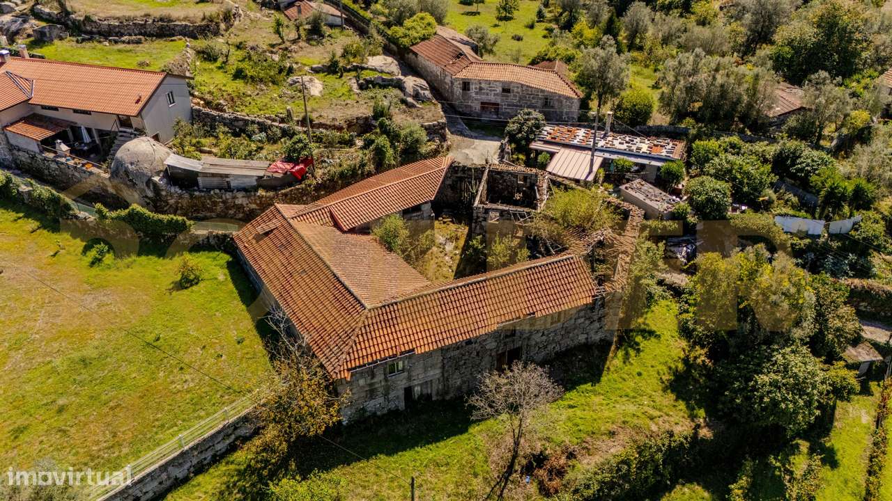 Moradia para restauro em Sobradelo da Goma-10