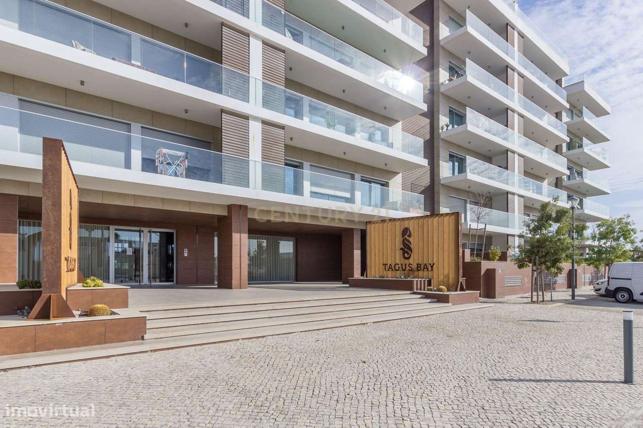 T4 em Condomínio Fechado com Vista Rio - Alcochete-2