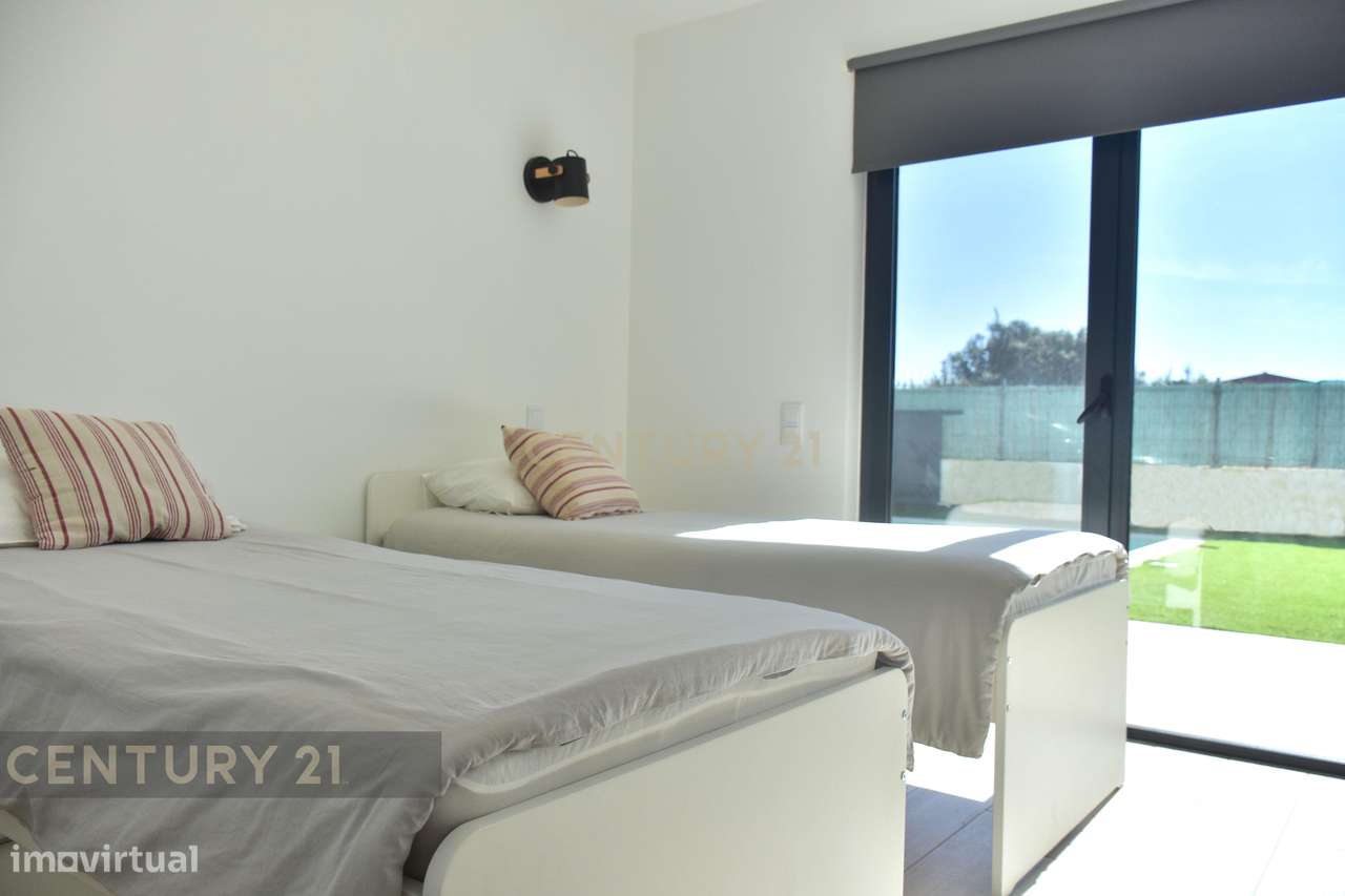 Luxo e Tranquilidade em Sagres: Uma Moradia Contemporânea à espera de-12