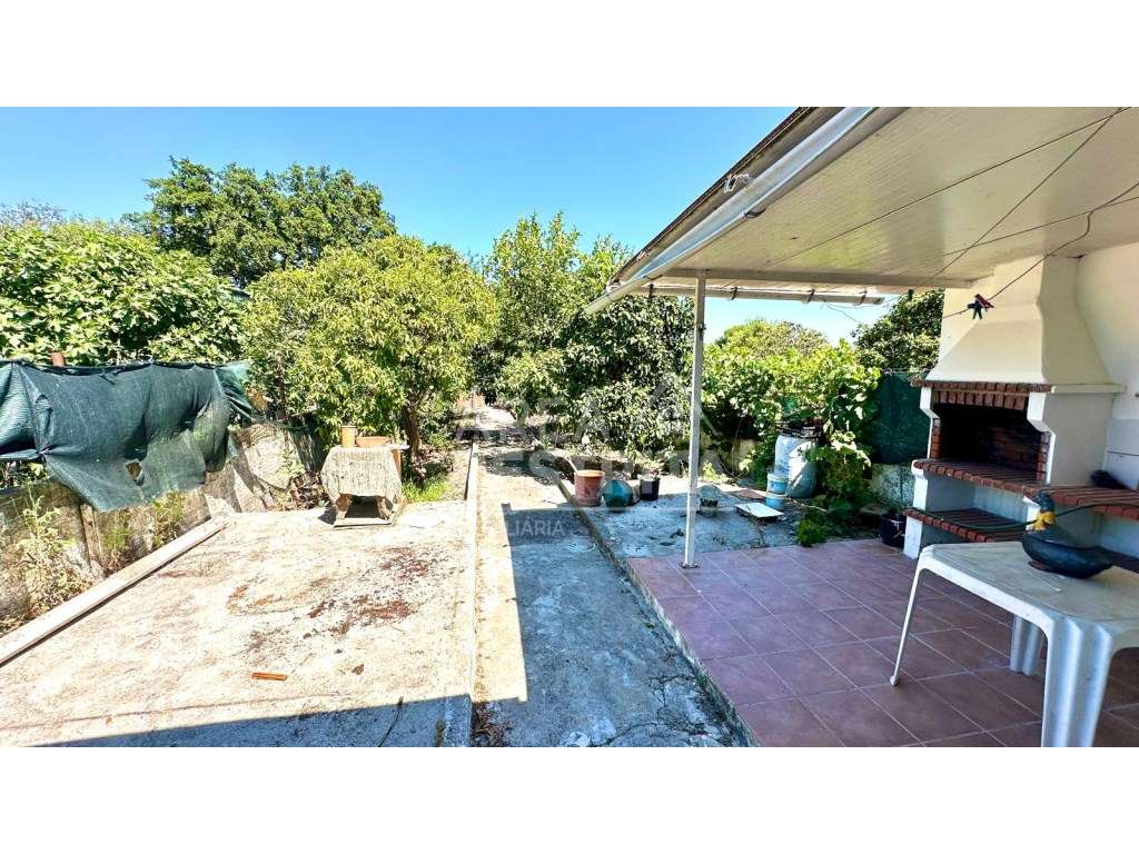 Moradia T3 em Banda - Churrasqueira, anexo e potencial para piscina...-33