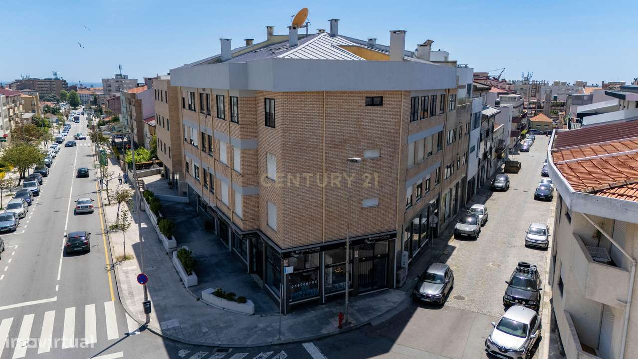 Loja com 3 Frentes no Centro de Leça da Palmeira - Grande imagem: 2/38