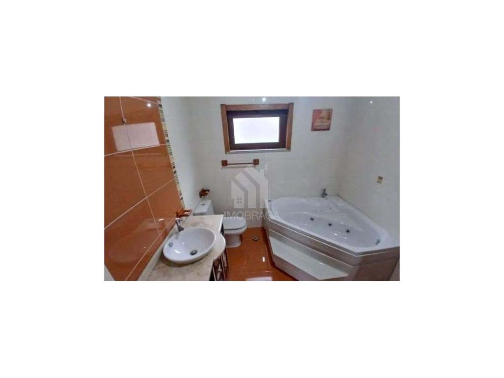 Moradia individual T4 situada em Alijó, no distrito de Vila Real-7