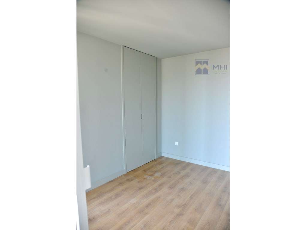 T0 +1 Novo com Varanda e Garagem e excelentes vista à Rua do Bonjar...-22