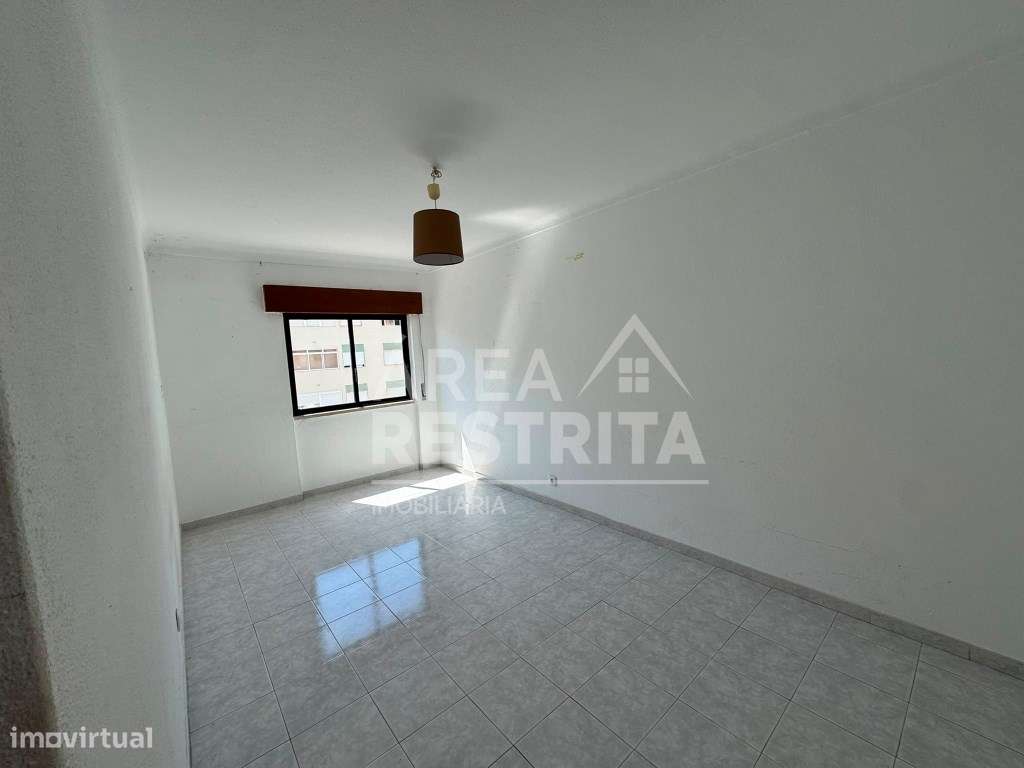 Apartamento T2 no Estádio da Medideira, Amora-3