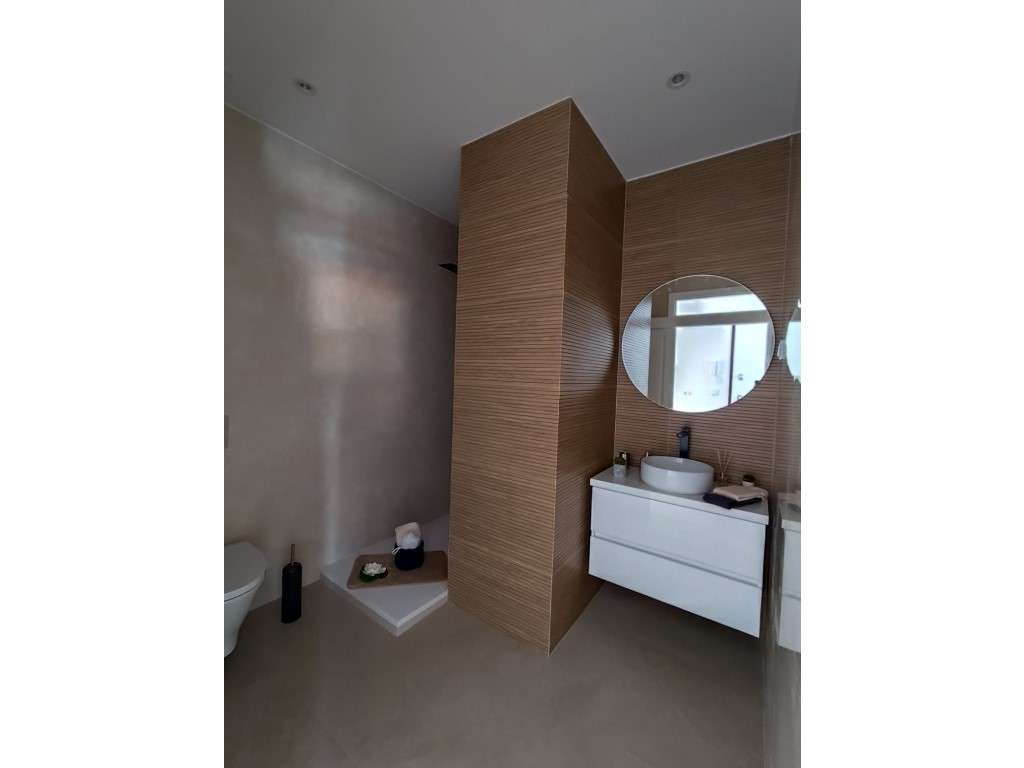 Apartamento T2 Totalmente Remodelado com Vista de Rio em São Vicente-11