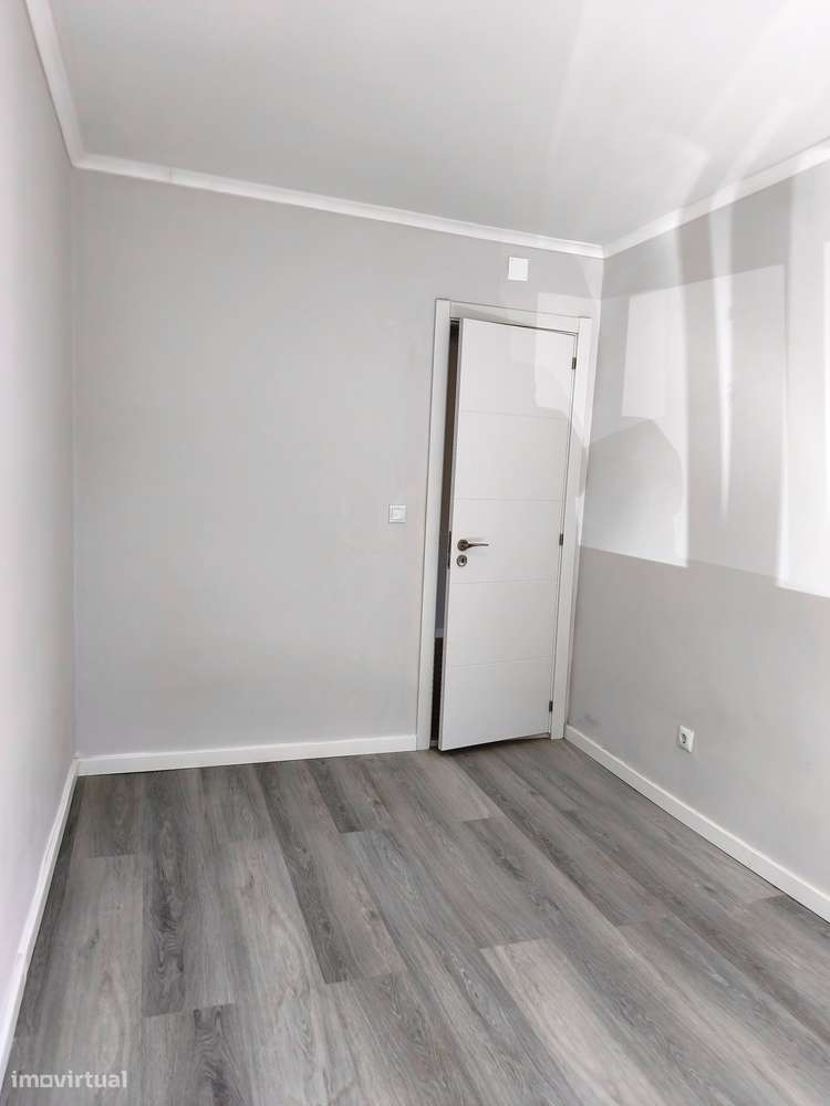 T2 Em Benfica, Totalmente Remodelado, Como Novo, Cozinha Equipada-9