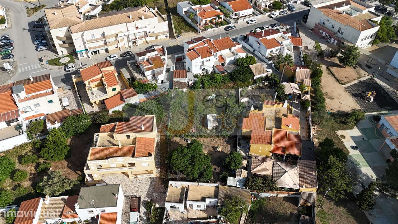 Pêra - Terreno Urbano com 645 m2 - Localização Central-12