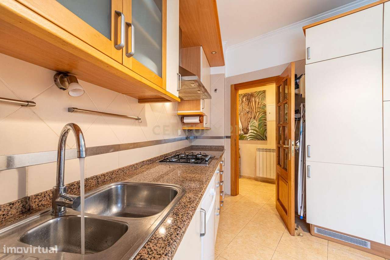 T3 com duas varandas na Rua Pulido Valente Colinas do Cruzeiro-34