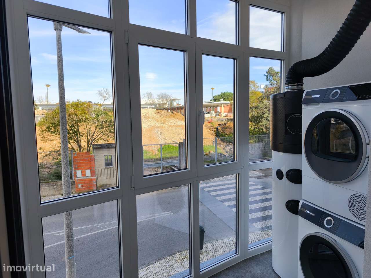 Apartamento T3 Novo c/ Garagem e um parque de Estacionamento-11