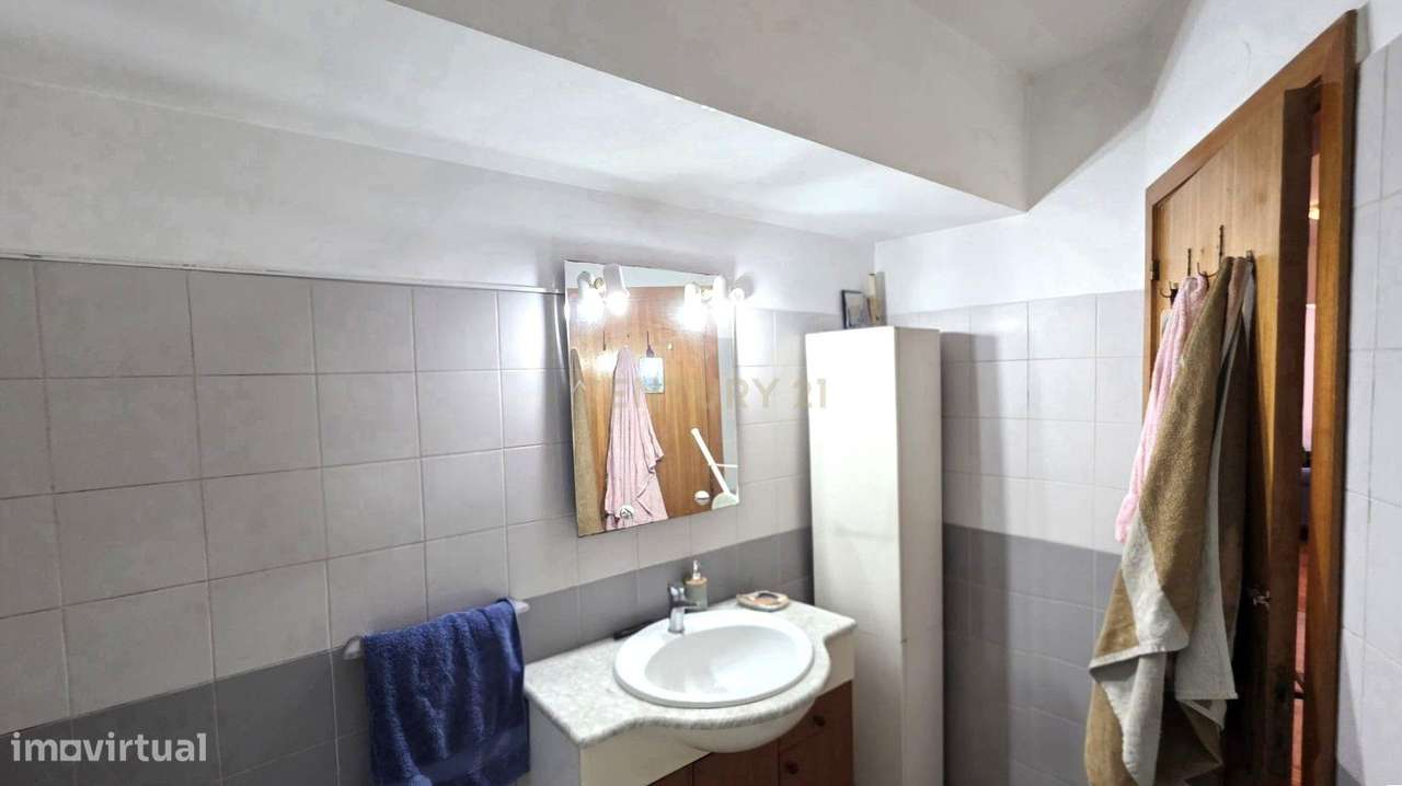 Apartamento T2  no Pragal / Monte Caparica com 2 elevadores e ótimo ac-8
