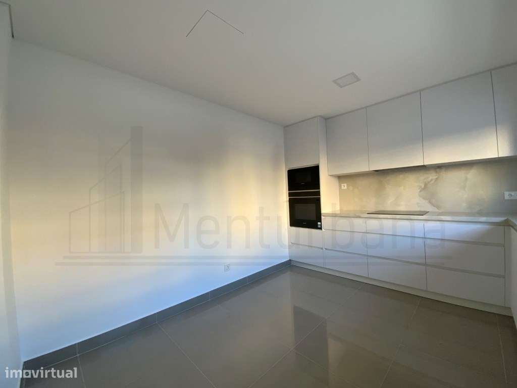 MORADIA T4 EM CONDOMÍNIO COM PISCINA - ESTORIL-11