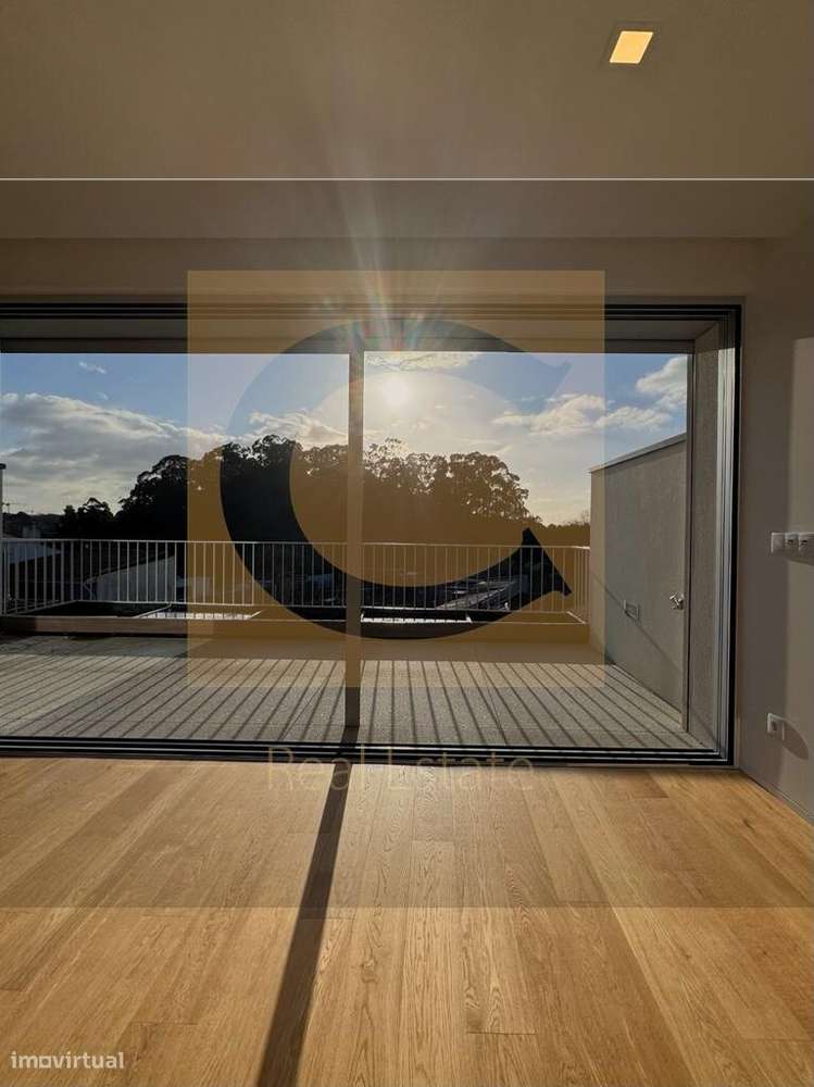 Moradia T4 Triplex Nova com Jardim, Terraço e Garagem para 4 Carros ju-20