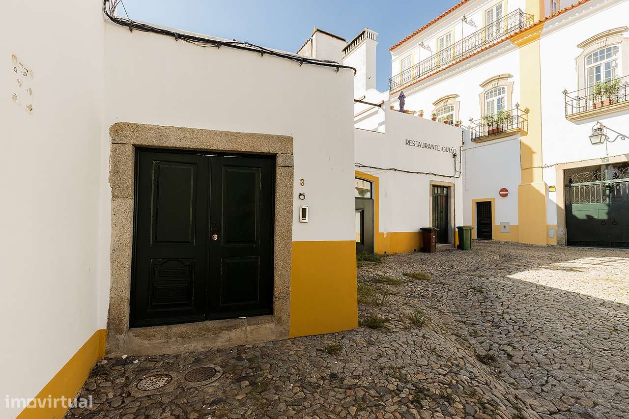 Moradia de luxo com 3 suites, pátio e varandas junto aos Meninos da Gr-35